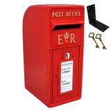 Roter Briefkasten im englischen Stil mit goldenen Buchstaben, Schlüssel und Halterung, ideal für nostalgische Akzente im Außenbereich