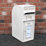 Weißer Briefkasten mit Bodenständer, aus robustem Material, mit königlichem Emblem und klarer Sammelzeit-Anzeige auf der Vorderseite