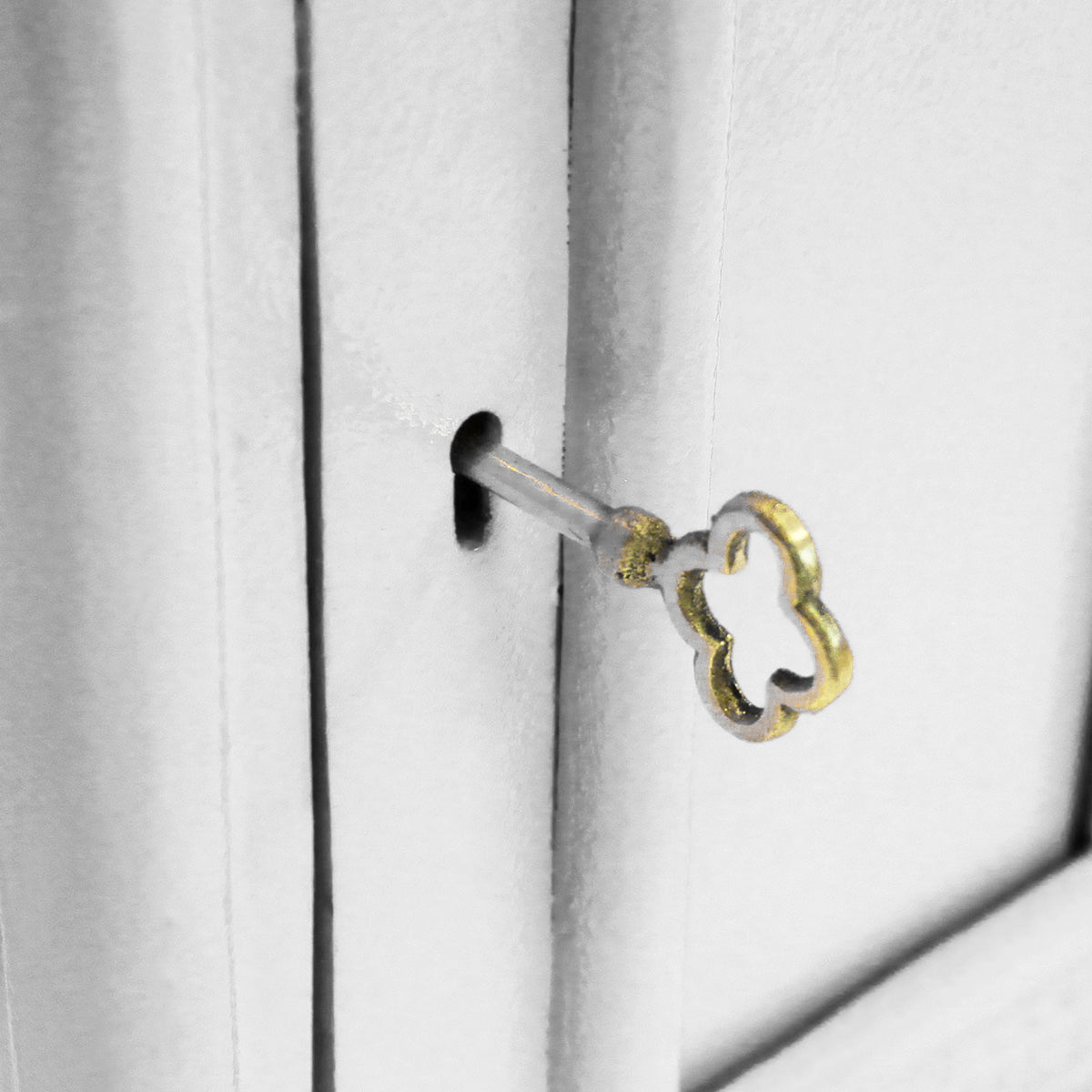 Weißer Briefkasten mit Bodenständer, verziert mit einem goldenen Schlüssel, der in das Schloss eingesteckt ist, aus robustem Material