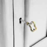 Weißer Briefkasten mit Bodenständer, verziert mit einem goldenen Schlüssel, der in das Schloss eingesteckt ist, aus robustem Material