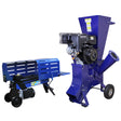 Blauer T-Mech Holzspalter mit 7 Tonnen Druck und 520 mm Spaltlänge, neben einem kraftvollen 15PS Holzhäcksler, beide aus robustem Metall gefertigt
