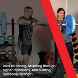 Hantelstange in leuchtendem Blau mit rutschfestem Griff, umgeben von Gewichten und Sportgeräten, ideal für Krafttraining und Fitnessübungen