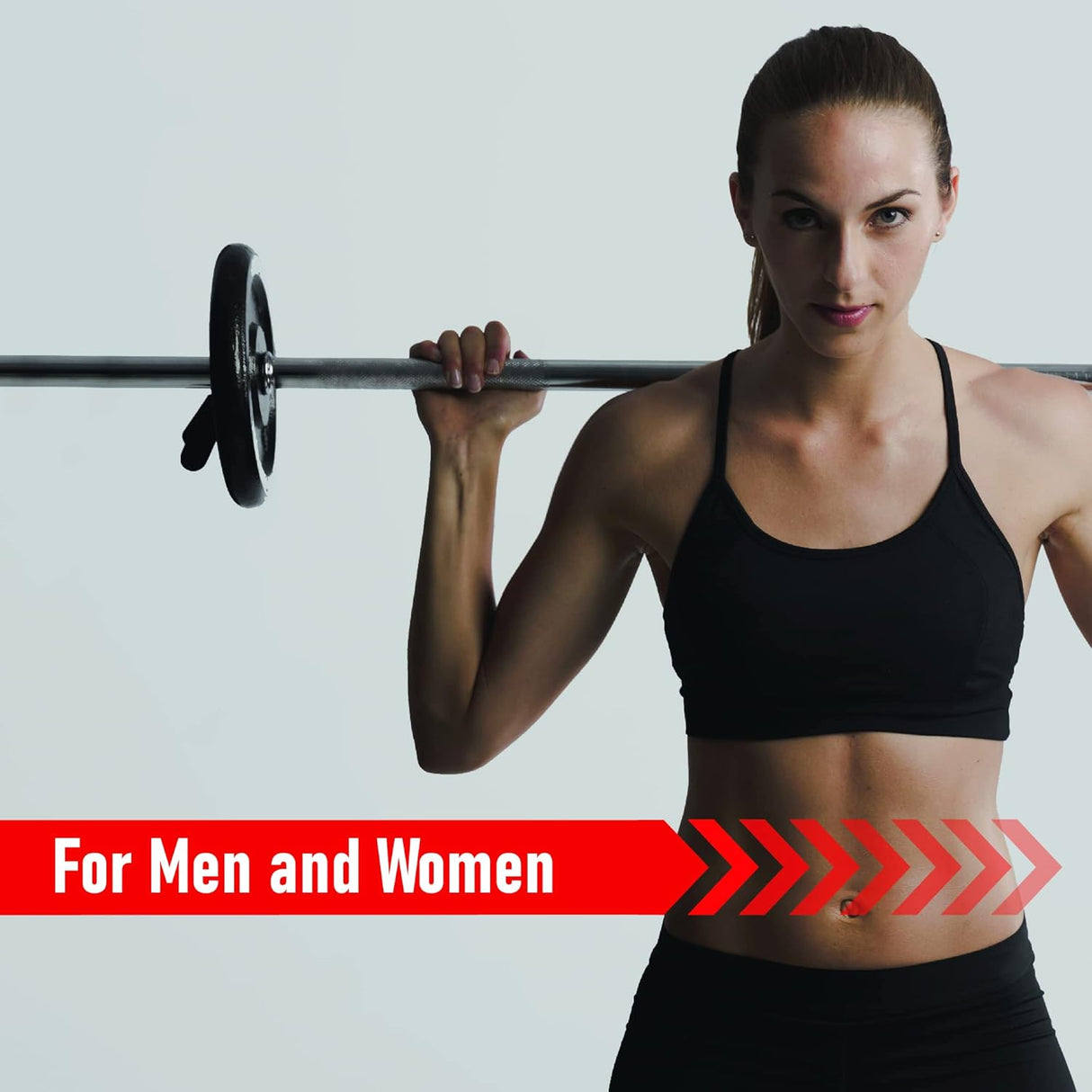 Schlanke Frau in Sportkleidung hebt eine Body Revolution EZ Curl Stange mit Federverschlüssen, ideal für Männer und Frauen, vor neutralem Hintergrund