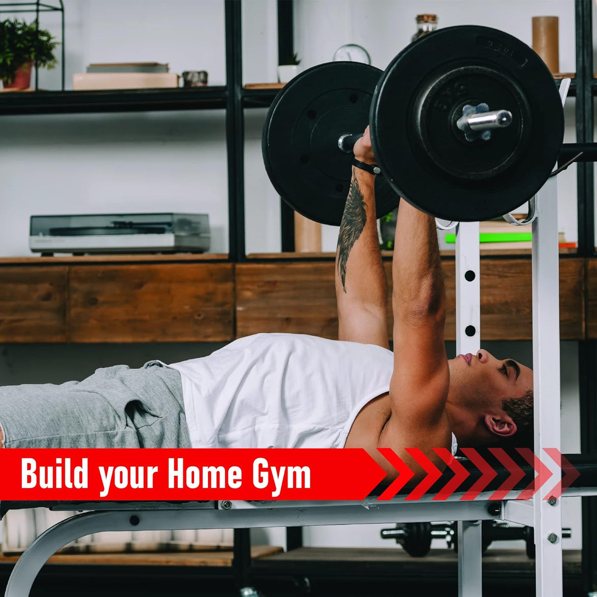 Kraftsportler hebt eine Body Revolution EZ Curl Stange mit Spinlock-Verschlüssen, während er auf einer Bank liegt, umgeben von einem modernen Home Gym