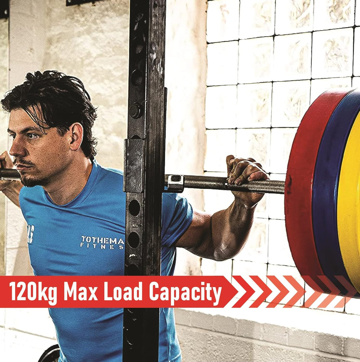 Kraftsportler hebt eine Body Revolution EZ Curl Stange mit bunten Gewichten, die eine maximale Belastung von 120 kg unterstützt, in einem Fitnessstudio