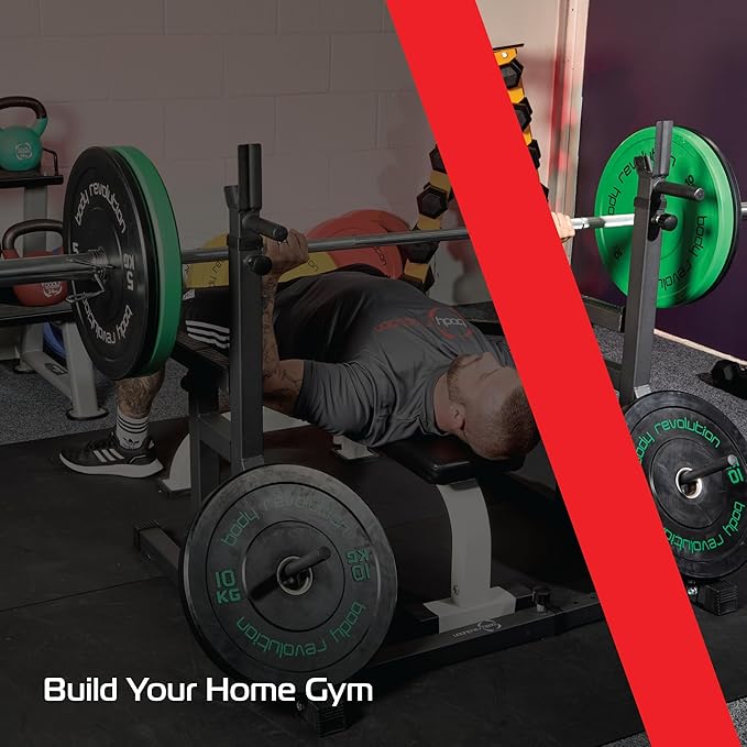 Schwarz-graue Flachbank mit einer Person, die eine Langhantel mit grünen Gewichten hebt, ideal für das Training im Home Gym