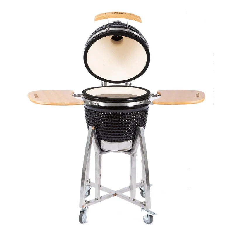 Schwarzer Kamado Holzkohlegrill mit 21 Zoll Durchmesser, geöffnet, zeigt den Innenraum und die Holzablagen an beiden Seiten, stabiler Edelstahlrahmen