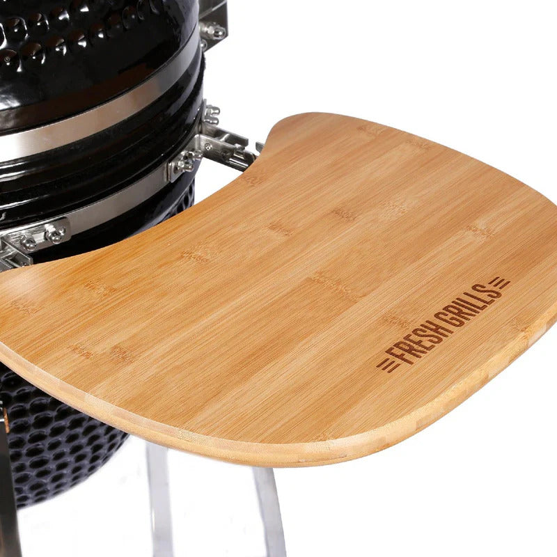 Schwarzer Kamado Holzkohlegrill mit einem stabilen, hellbraunen Bambusablagetisch, der elegant und funktional gestaltet ist