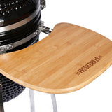 Schwarzer Kamado Holzkohlegrill mit einem stabilen, hellbraunen Bambusablagetisch, der elegant und funktional gestaltet ist