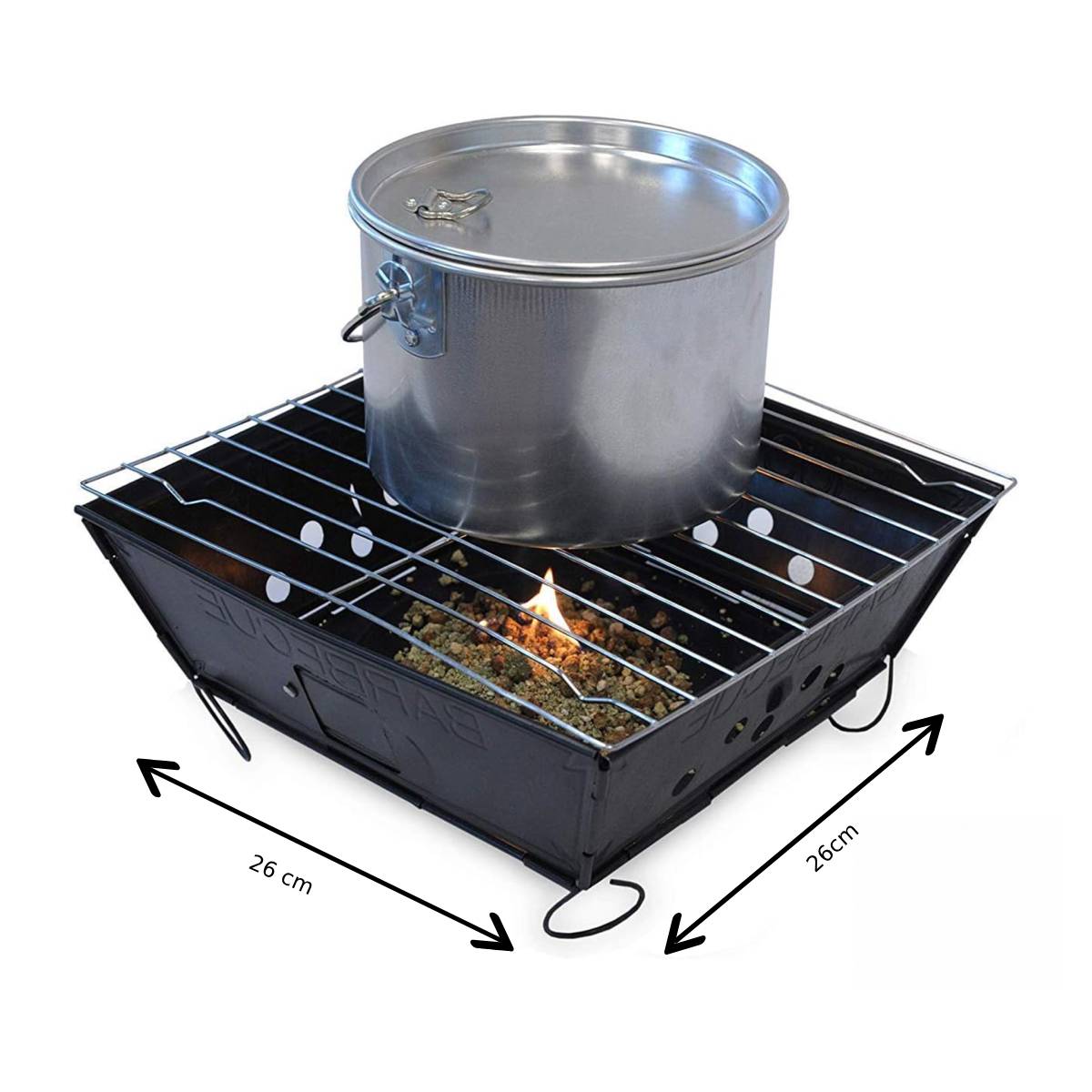 Kleiner tragbarer Grill in Schwarz mit einem silbernen Topf, der auf dem Grillrost steht, umgeben von glühenden Kohlen und einem kompakten Design von 26 cm x 26 cm
