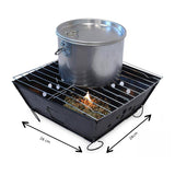 Kleiner tragbarer Grill in Schwarz mit einem silbernen Topf, der auf dem Grillrost steht, umgeben von glühenden Kohlen und einem kompakten Design von 26 cm x 26 cm
