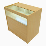 Verkaufstheke aus hellem Ahornholz mit Glasoberfläche, beleuchtet, modern und funktional, ideal für Einzelhandelspräsentationen und Auslagen