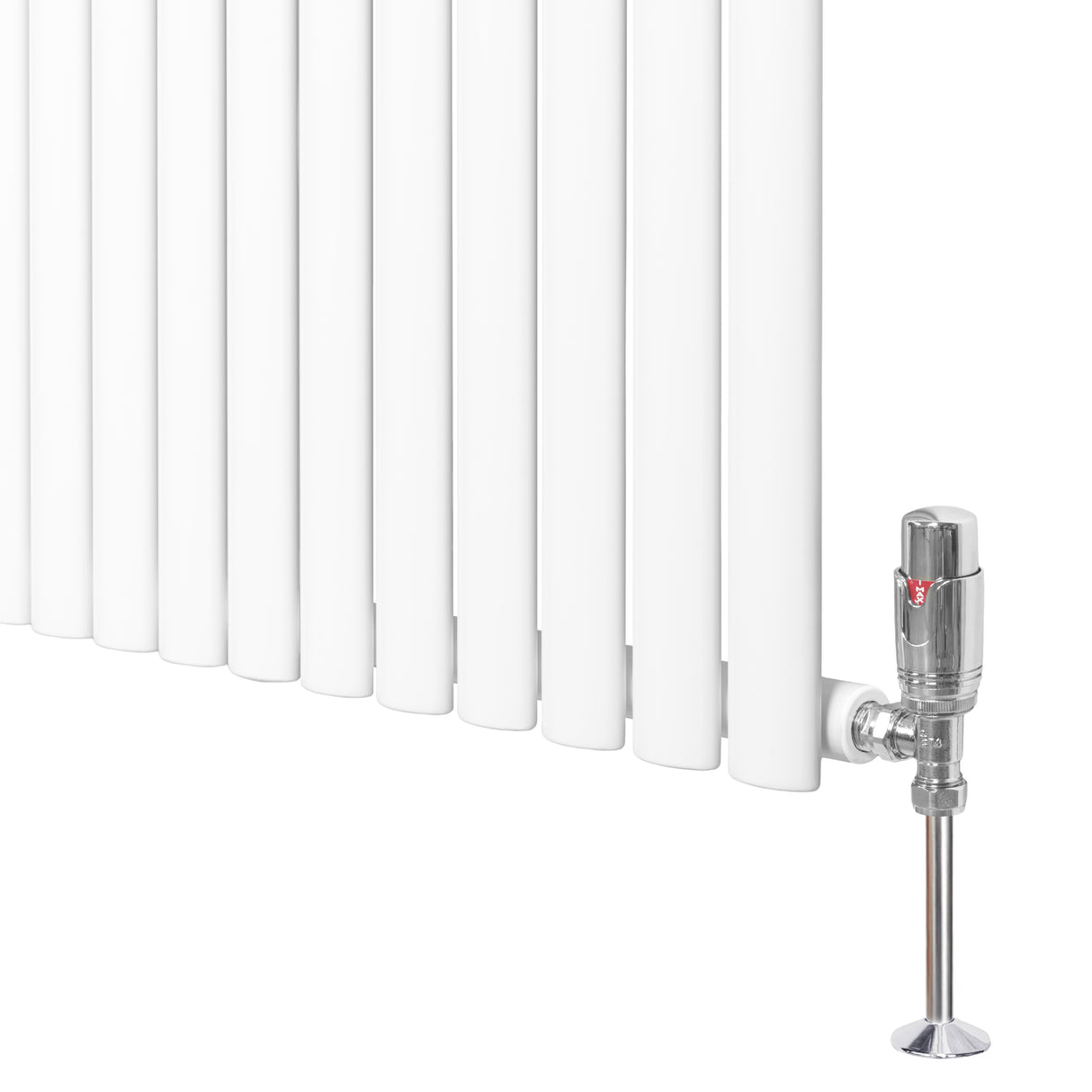 Weißer Gliederheizkörper mit TRV Chromventilen, 600mm x 600mm, schlankes Design, glatte Oberfläche und glänzende Metallakzente