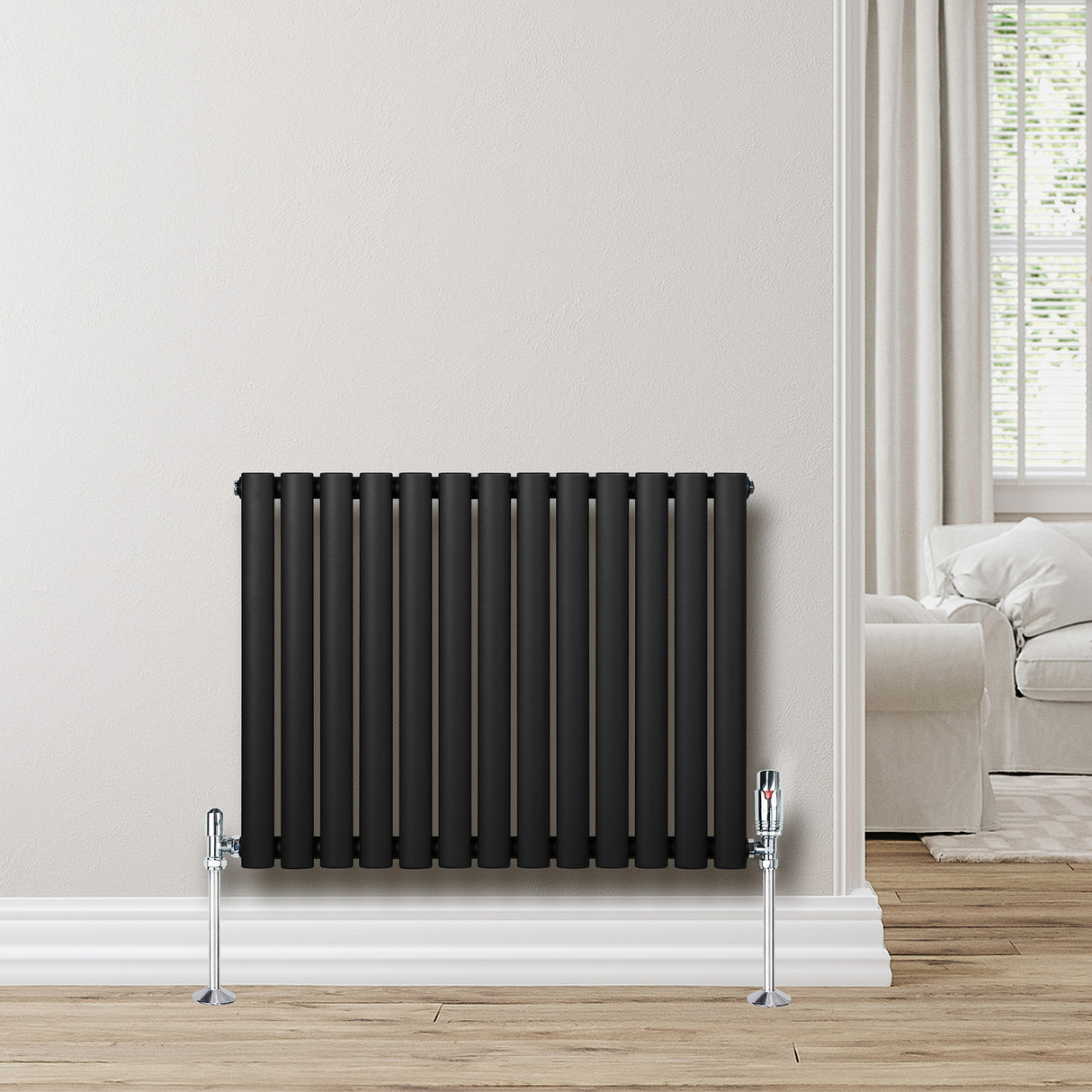 Schwarzer Gliederheizkörper mit TRV Chromventilen, 600mm x 780mm, modern und elegant, ideal für stilvolle Innenräume, auf Holzfußboden montiert