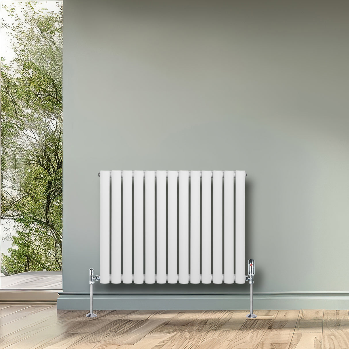 Weißer Gliederheizkörper mit TRV Chromventilen, 600mm x 780mm, glänzende Oberfläche, moderne Linien, auf einem Holzboden vor grünem Hintergrund