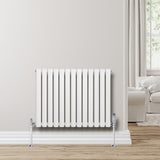 Weißer Gliederheizkörper mit TRV Chromventilen, 600mm x 780mm, an einer hellen Wand, umgeben von einem modernen Wohnraum mit Holzfußboden