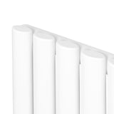 Weißer Gliederheizkörper mit TRV Chromventilen, 600mm x 1020mm, glänzende Oberfläche, moderne, schlanke Form und gleichmäßige Wärmeverteilung