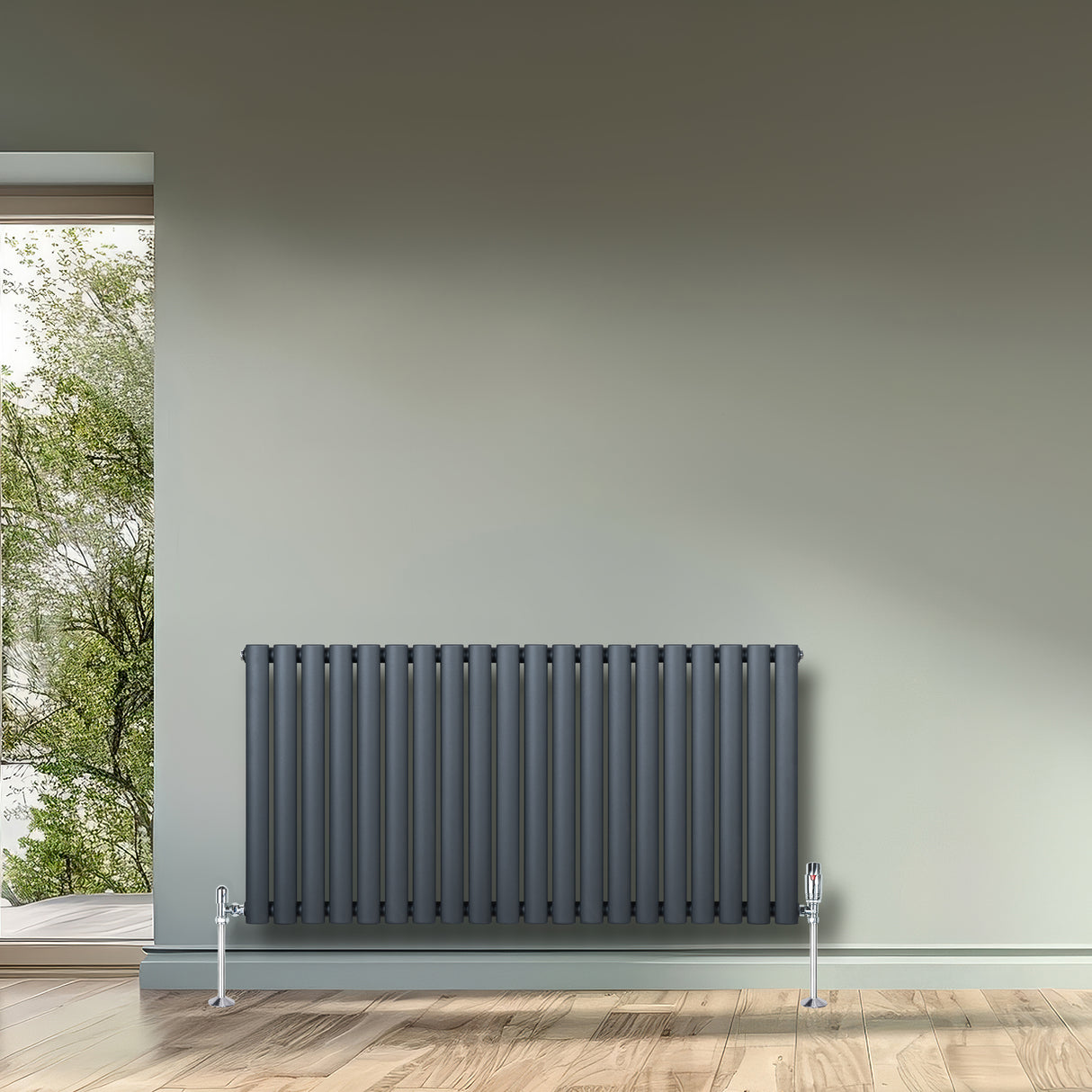 Gliederheizkörper in Anthrazitgrau mit TRV Chromventilen, 600mm x 1200mm, vertikale Röhren, moderne, elegante Gestaltung in einem hellen Raum
