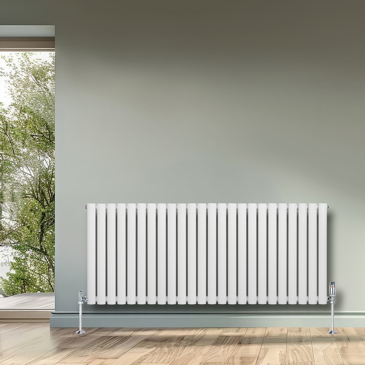Weißer Gliederheizkörper mit TRV Chromventilen, 600mm x 1440mm, an einer Wand, umgeben von natürlichem Licht und Holzfußboden