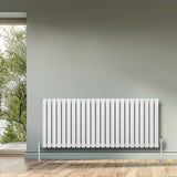 Weißer Gliederheizkörper mit TRV Chromventilen, 600mm x 1440mm, an einer Wand, umgeben von natürlichem Licht und Holzfußboden