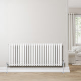 Weißer Gliederheizkörper mit TRV Chromventilen, 600mm x 1440mm, glänzende Oberfläche, moderne Linien, auf Holzfußboden in einem hellen Raum