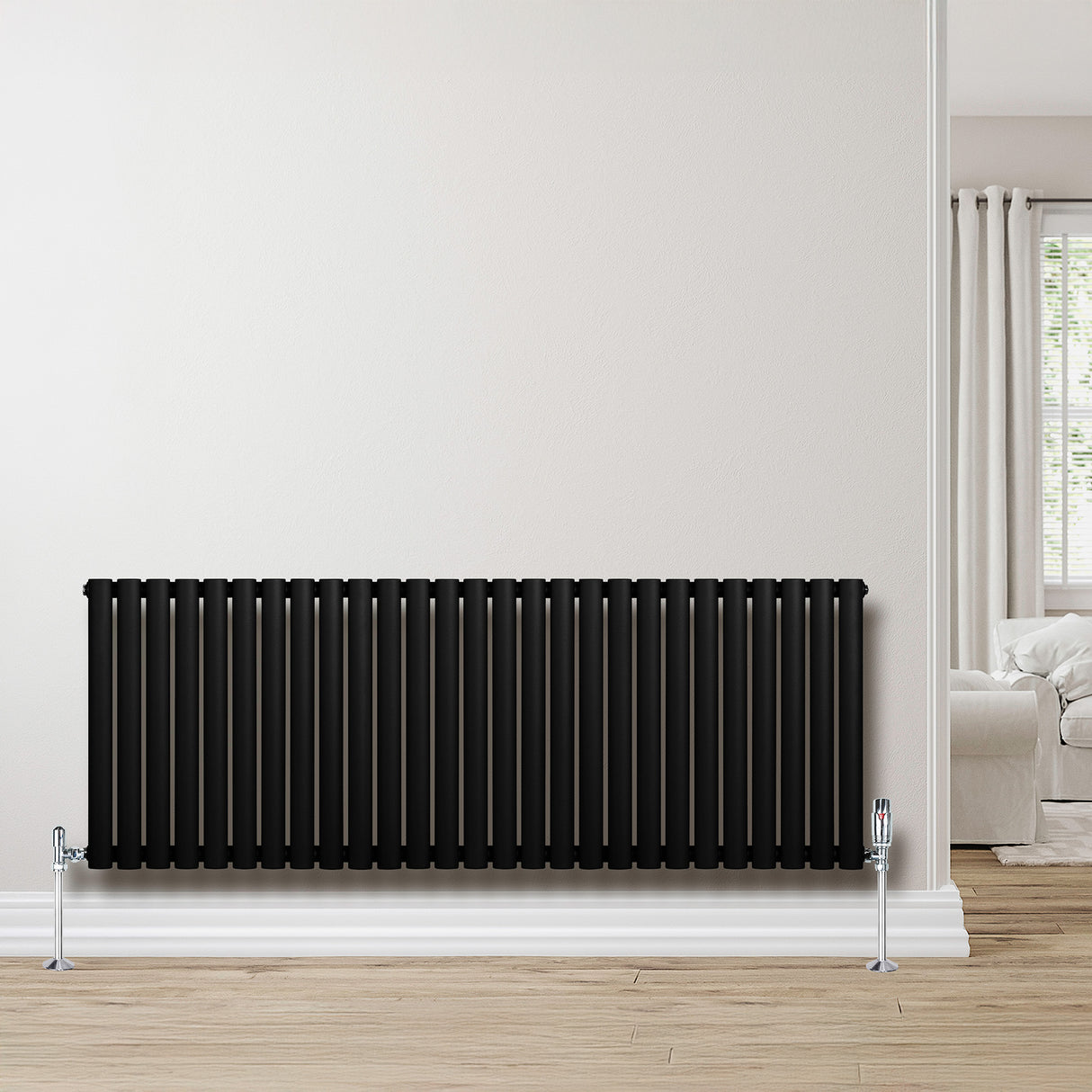 Schwarzer Gliederheizkörper mit TRV Chromventilen, 600mm x 1620mm, elegant an einer hellen Wand montiert, ideal für moderne Innenräume