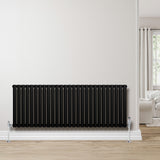 Schwarzer Gliederheizkörper mit TRV Chromventilen, 600mm x 1620mm, elegant an einer hellen Wand montiert, ideal für moderne Innenräume