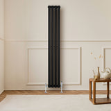 Schwarzer Gliederheizkörper mit TRV Chromventilen, 1600mm x 240mm, elegant an einer hellen Wand montiert, umgeben von einem stilvollen Raum mit Holzboden
