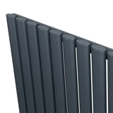 Gliederheizkörper in Anthrazitgrau mit TRV Chromventilen, 1600mm x 360mm, zeigt schlanke, runde Röhren und glatte Oberflächen für modernes Design