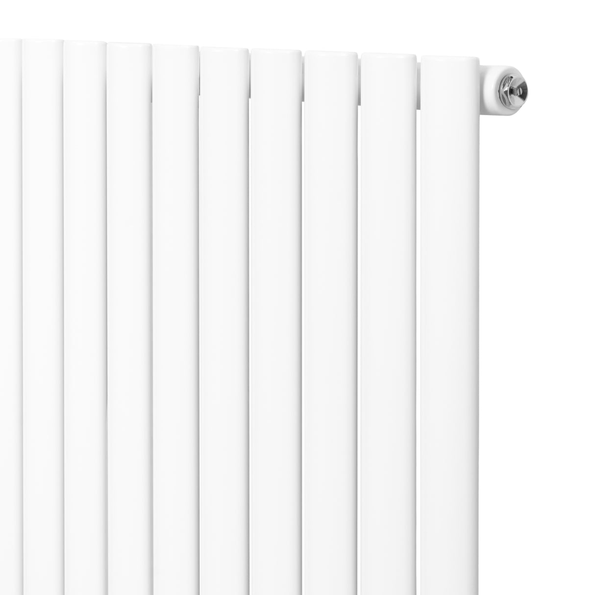 Weißer Gliederheizkörper mit TRV Chromventilen, 1600mm x 360mm, vertikale Lamellenstruktur, glänzende Oberfläche und moderne Ästhetik