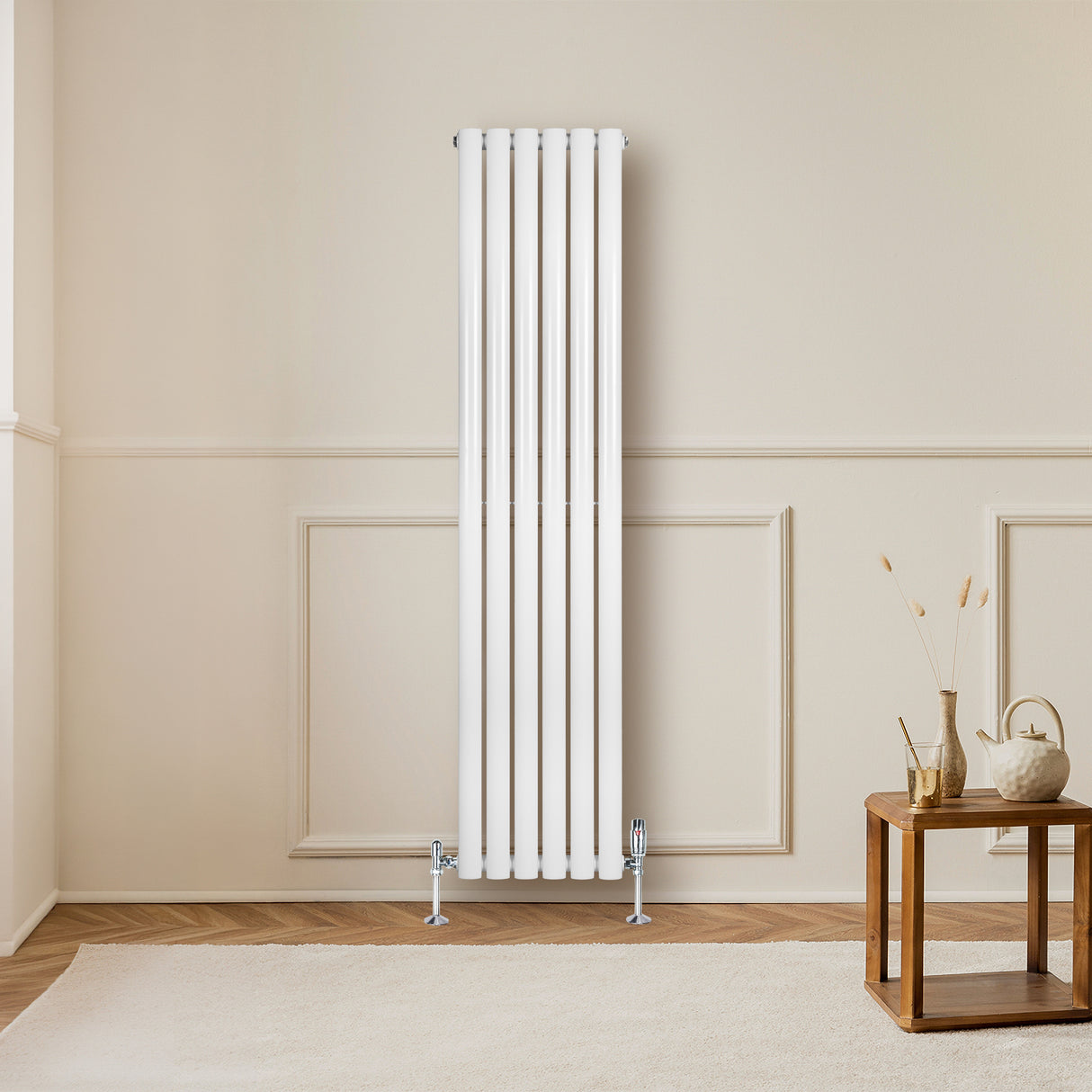 Hochformatiger, weißer Gliederheizkörper mit TRV Chromventilen, 1600mm x 360mm, vor einer hellen Wand, umgeben von einem stilvollen Holztablett und Dekoration
