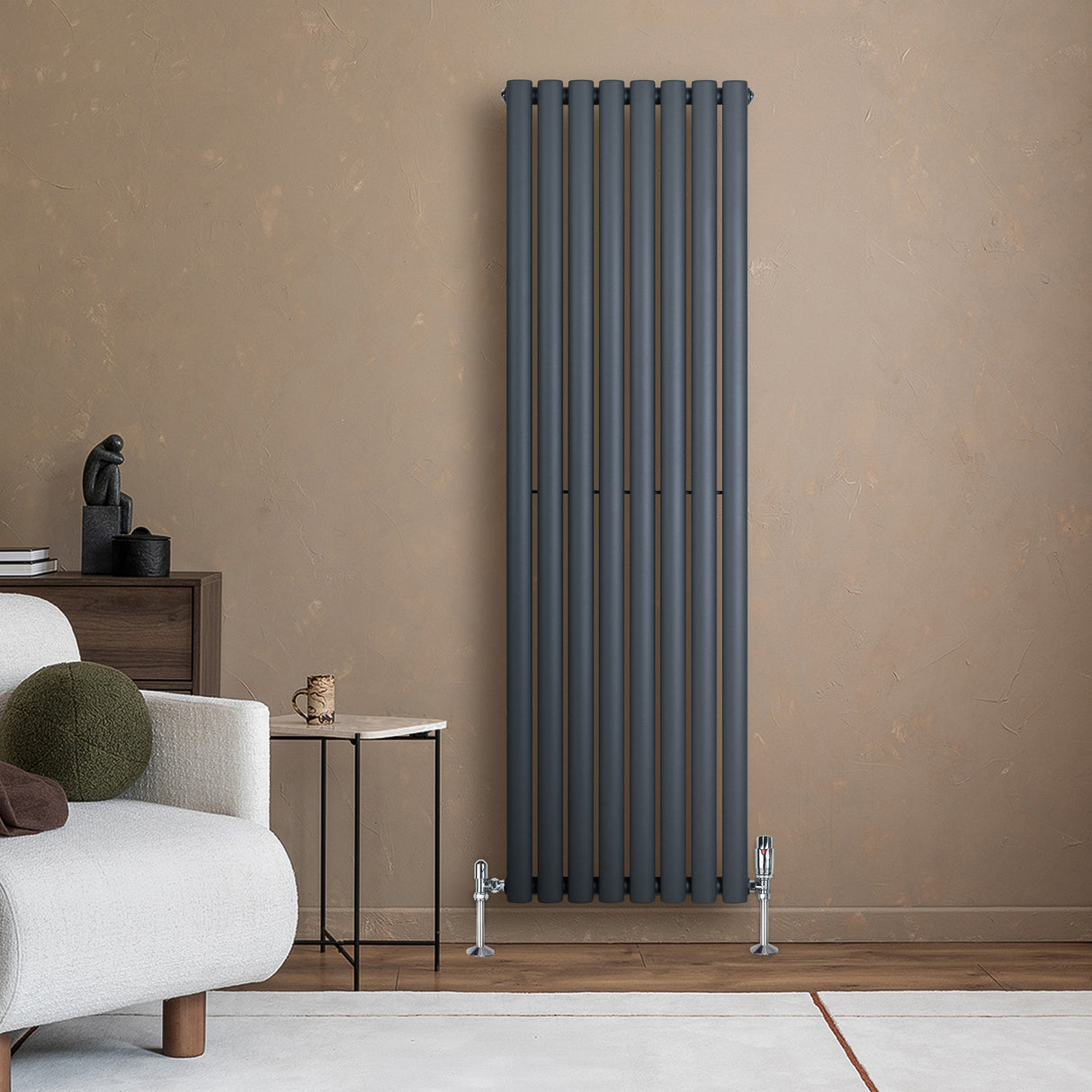 Anthrazitgrauer Gliederheizkörper mit TRV Chromventilen, schlankes Design, vertikale Röhren, modern und elegant, ideal für stilvolle Wohnräume