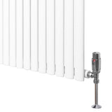 Weißer Gliederheizkörper mit TRV Chromventilen, 1600mm x 480mm, schlankes Design, glatte Oberfläche und glänzende Ventile für moderne Innenräume