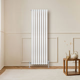 Gliederheizkörper in Weiß mit TRV Chromventilen, 1600mm x 480mm, vertikale Röhren, glatte Oberfläche, modern und elegant in einem stilvollen Raum