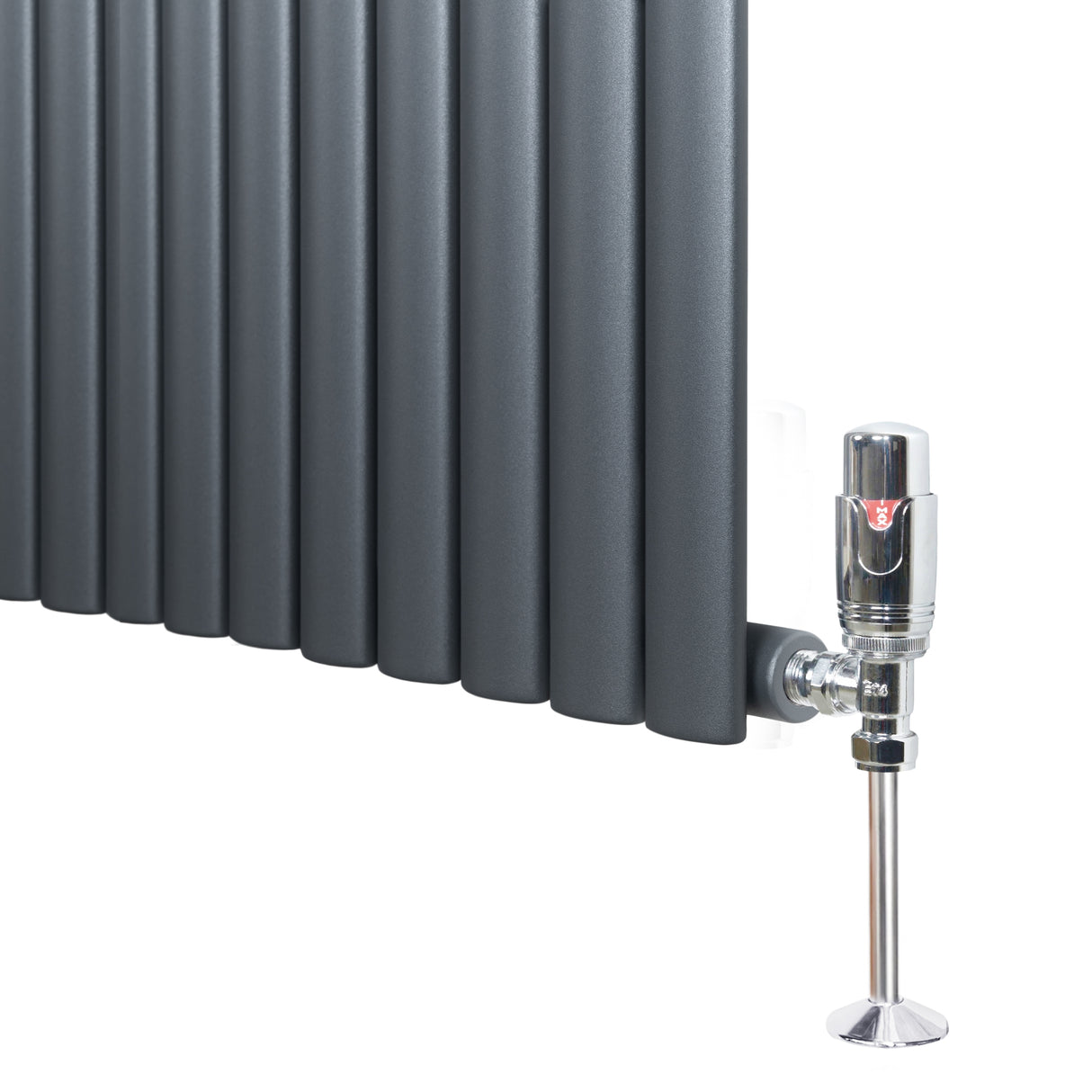 Gliederheizkörper in Anthrazitgrau mit TRV Chromventilen, 1600mm x 600mm, zeigt vertikale Lamellen und glänzende, moderne Armaturen
