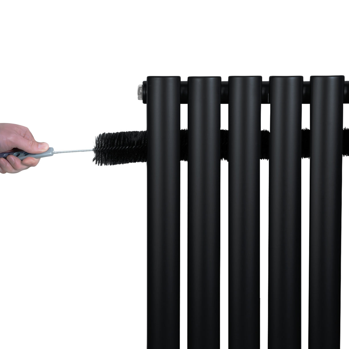 Schwarzer Gliederheizkörper mit TRV Chromventilen, 1600mm x 600mm, zeigt Reinigung mit einer Bürste an den vertikalen Röhren