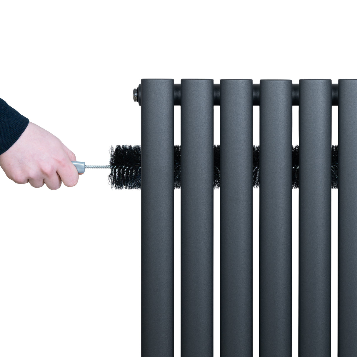 Anthrazitgrauer Gliederheizkörper mit TRV Chromventilen, 1800mm x 240mm, wird mit einer Bürste gereinigt, um Staub und Schmutz zu entfernen