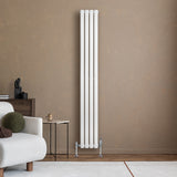 Hochformatiger, weißer Gliederheizkörper mit TRV Chromventilen, elegant an einer braunen Wand montiert, umgeben von modernem Wohnambiente