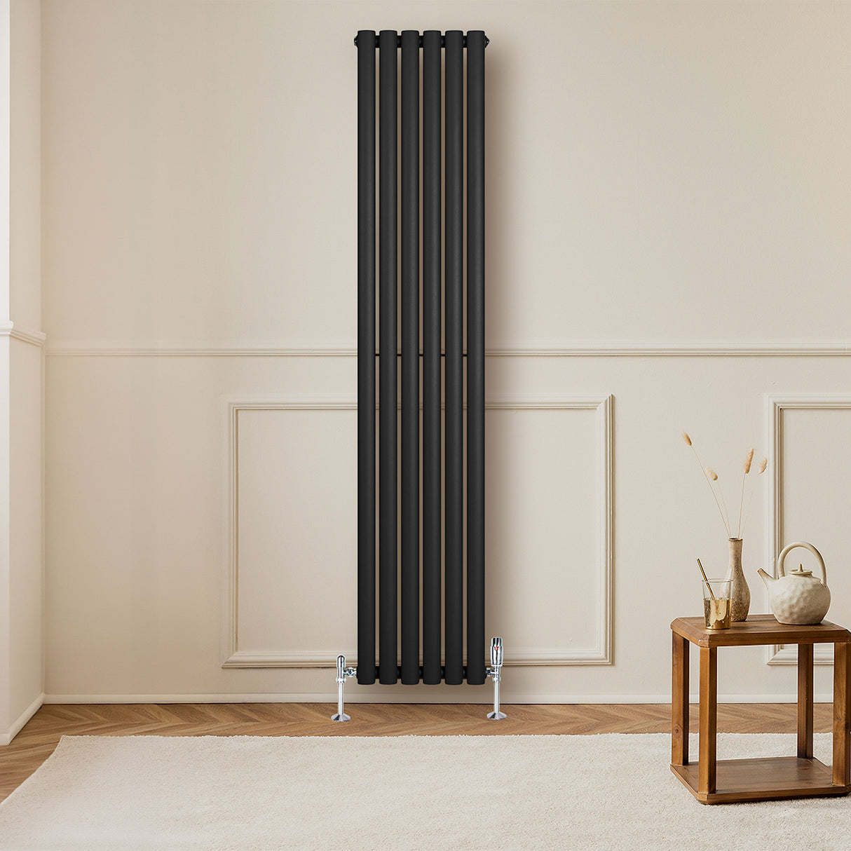 Schwarzer Gliederheizkörper mit TRV Chromventilen, 1800mm x 360mm, elegant an einer hellen Wand, umgeben von einem modernen Raum mit Holzfußboden und Tisch