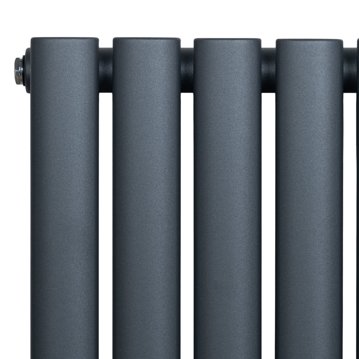Anthrazitgrauer Gliederheizkörper mit TRV Chromventilen, 1800mm x 600mm, zeigt eine matte Oberfläche und klare, moderne Linienführung