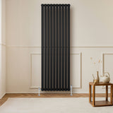 Schwarzer Gliederheizkörper mit TRV Chromventilen, 1800mm x 600mm, vertikale Lamellenstruktur, modern und elegant, ideal für stilvolle Innenräume