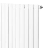 Weißer Gliederheizkörper mit TRV Chromventilen, 1800mm x 600mm, schlankes Design, glatte Oberfläche und moderne Ästhetik für jeden Raum