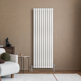 Hochformatiger, weißer Gliederheizkörper mit TRV Chromventilen, elegant an einer wandfarbenen Wand, umgeben von modernem Wohnambiente