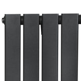 Flachheizkörper in Anthrazitgrau, 600mm x 700mm, mit glatter, mattschwarzer Oberfläche und modernen, rechteckigen Lamellen für effiziente Wärmeabgabe