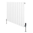 Flachheizkörper in Weiß, 600mm x 700mm, mit glatten, vertikalen Lamellen und modernen Ventilen, ideal für effiziente Raumheizung