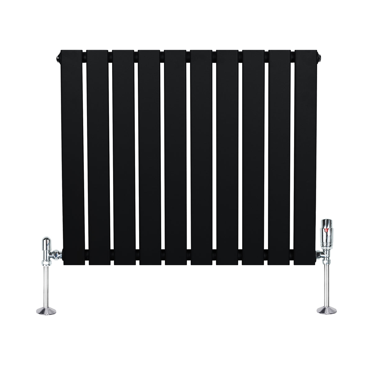 Flachheizkörper in Schwarz, 600mm x 700mm, mit schlanken, vertikalen Lamellen und glänzenden Ventilen, ideal für moderne Wohnräume