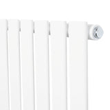 Flachheizkörper in Weiß, 600mm x 910mm, mit glatten, vertikalen Lamellen und einem modernen, minimalistischen Design, ideal für jeden Raum