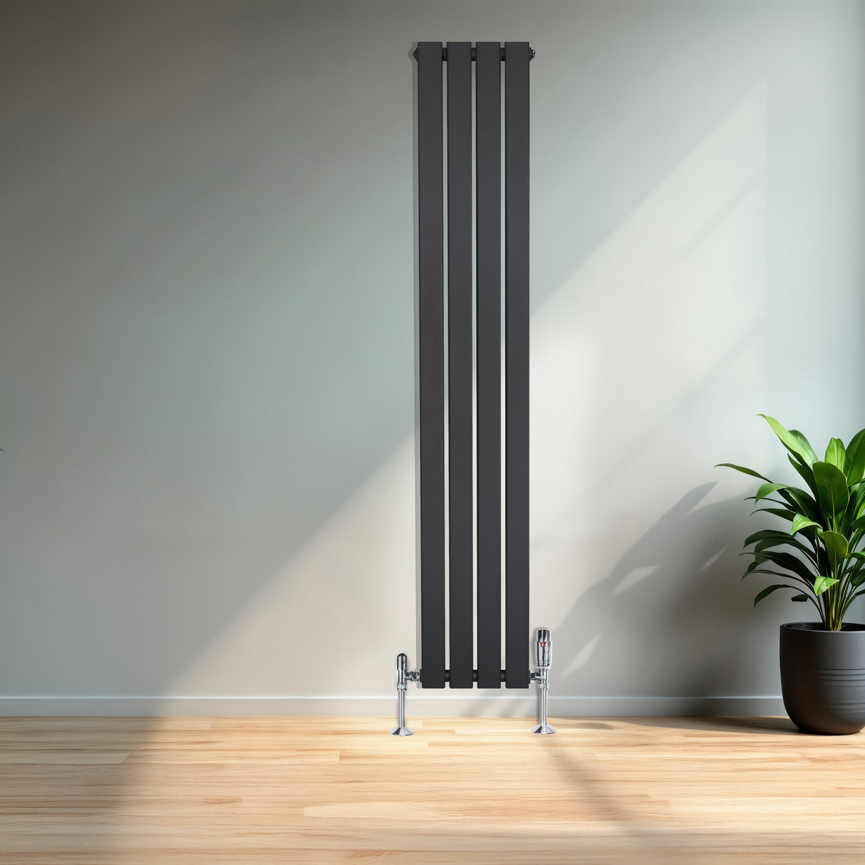 Flachheizkörper in Anthrazitgrau, 1600mm x 280mm, mit schlanken vertikalen Lamellen und glänzenden Ventilen, steht elegant an einer hellen Wand