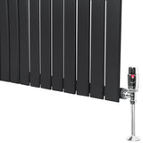 Flachheizkörper in Anthrazitgrau, 1600mm x 420mm, mit vertikalen Lamellen und einem glänzenden Ventil an der Seite, modern und elegant