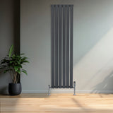 Flachheizkörper in Anthrazitgrau, 1600mm x 420mm, mit schlanken vertikalen Lamellen und glänzenden Ventilen, ideal für moderne Innenräume